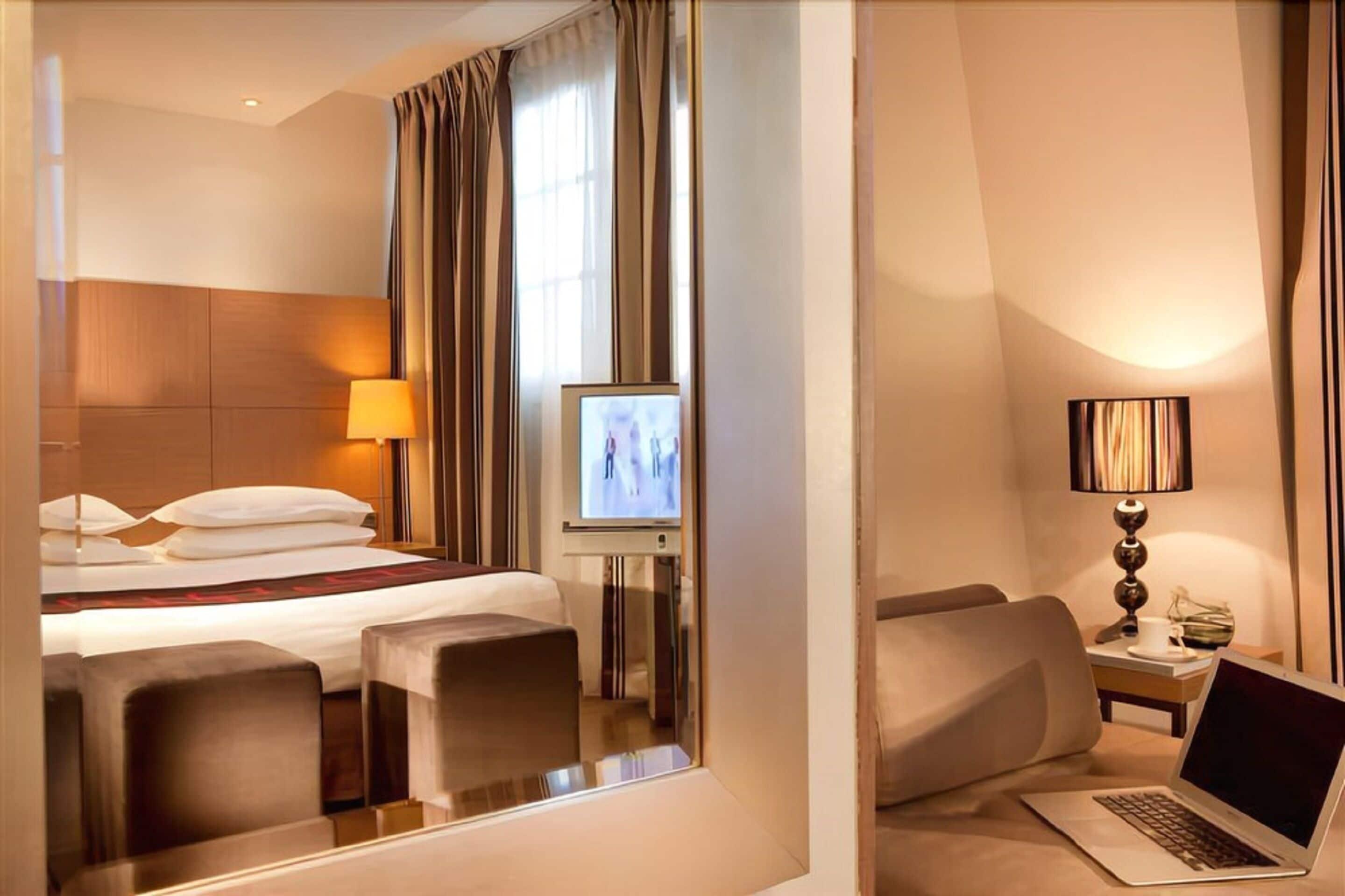 Villathena Paris